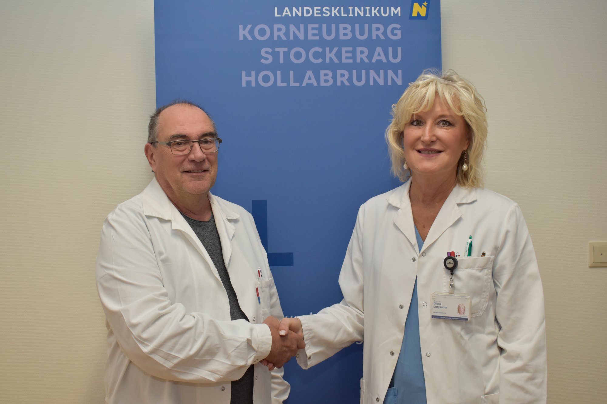 Landesklinikum Korneuburg: Prof. Dr. Olena Luzianina und ein Mann geben sich die Hand