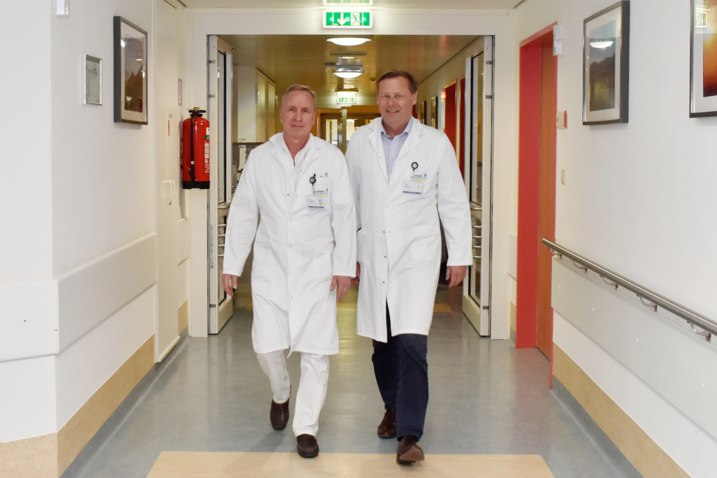 v.l.n.r. Geschäftsführender Oberarzt Dr. Philipp Beckerhinn und Primarius Dr. Erhard Schwanzer