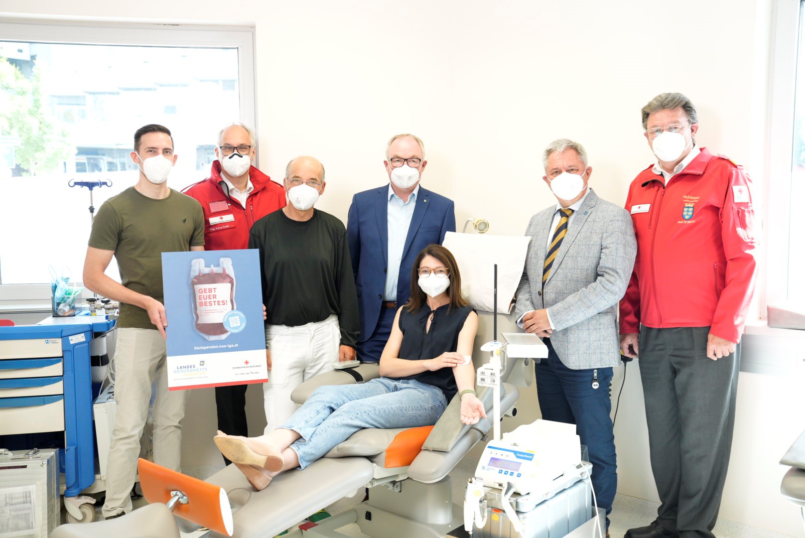 Auftakt zur Blutspende-Kampagne: Gruppenfoto mit den Teilnehmern der Pressekonferenz